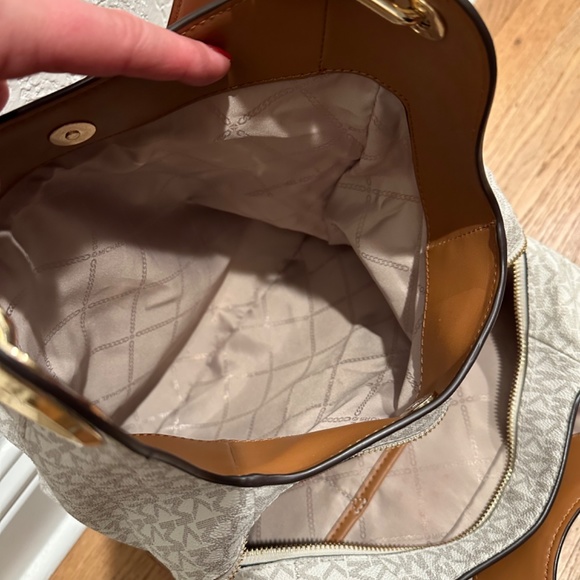 Michael Kors Lillie Large Logo Shoulder Bag - Picture 5 of 9